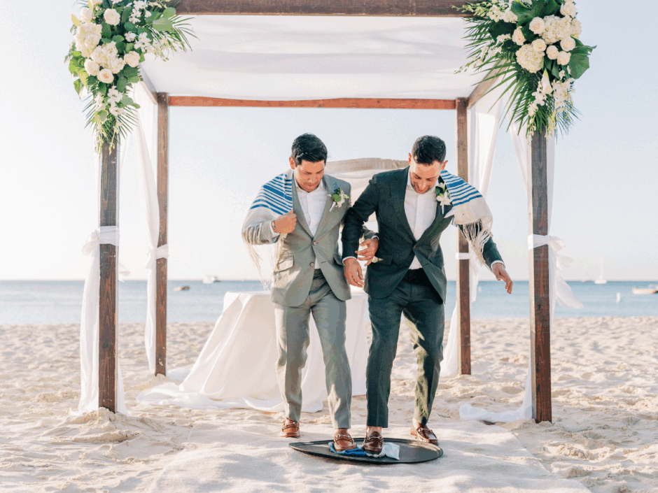 Where-Should-the-Officiant-Stand-During-Your-Aruba-Wedding-Ceremony-3-940x705 Where Should the Officiant Stand During Your Aruba Wedding Ceremony (3) 